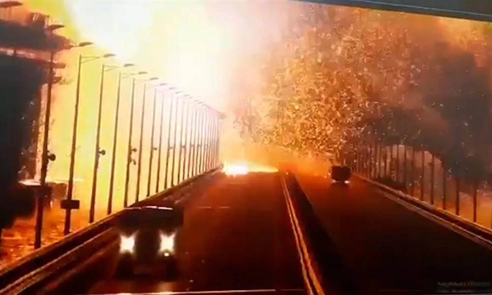 Κινηματογραφική ανατίναξη ουκρανικής γέφυρας με δύο ρωσικές βόμβες FAB-500 μισού τόνου-Δεν έμεινε τίποτα (Βίντεο)
